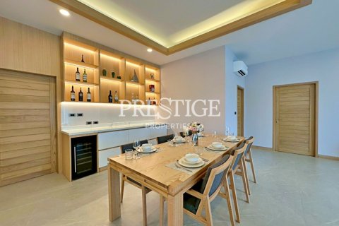 House in Pattaya, Thailand 5 bedrooms № 198022 - photo 11