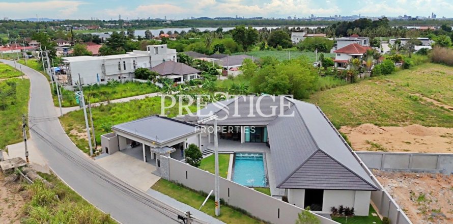House in Pattaya, Thailand 5 bedrooms № 198022
