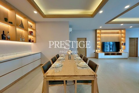 House in Pattaya, Thailand 5 bedrooms № 198022 - photo 10