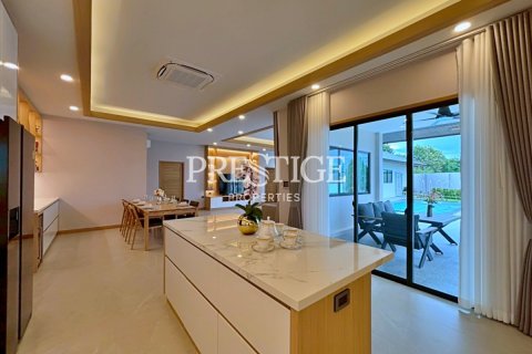 House in Pattaya, Thailand 5 bedrooms № 198022 - photo 15