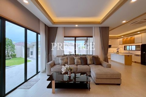 House in Pattaya, Thailand 5 bedrooms № 198022 - photo 5