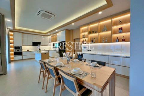 House in Pattaya, Thailand 5 bedrooms № 198022 - photo 8