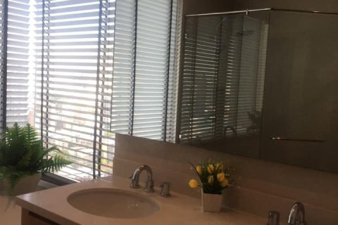 Condominio de 2 dormitorios en Khlong Toei, Bangkok, Tailandia № 208491 - foto 12