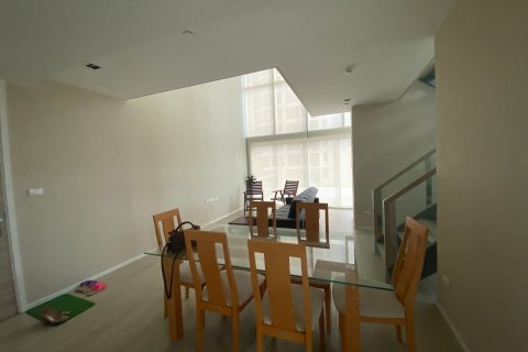 Condominio de 2 dormitorios en Khlong Toei, Bangkok, Tailandia № 208487 - foto 4