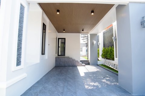 Chalet de 4 dormitorios en Pattaya, Tailandia № 159877 - foto 17