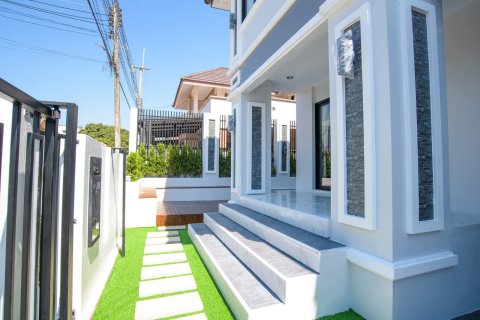Chalet de 4 dormitorios en Pattaya, Tailandia № 159877 - foto 4