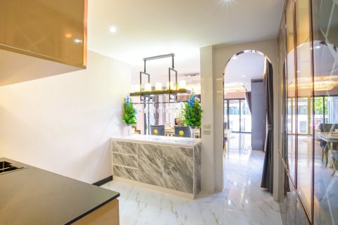 Chalet de 4 dormitorios en Pattaya, Tailandia № 159877 - foto 11