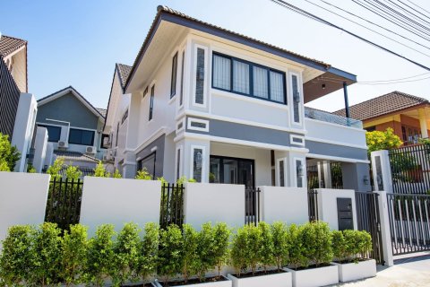 Chalet de 4 dormitorios en Pattaya, Tailandia № 159877 - foto 2