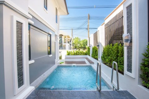 Chalet de 4 dormitorios en Pattaya, Tailandia № 159877 - foto 3