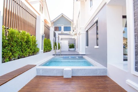 Chalet de 4 dormitorios en Pattaya, Tailandia № 159877 - foto 5