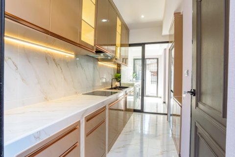 Chalet de 4 dormitorios en Pattaya, Tailandia № 159877 - foto 9