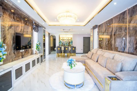 Chalet de 4 dormitorios en Pattaya, Tailandia № 159877 - foto 13