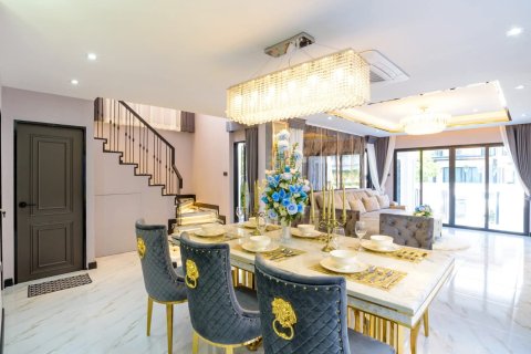 Chalet de 4 dormitorios en Pattaya, Tailandia № 159877 - foto 6