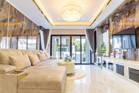 Chalet de 4 dormitorios en Pattaya, Tailandia № 159877 - foto 12