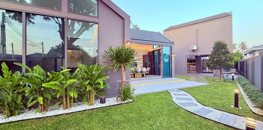 Villa in Pattaya, Thailand 4 bedrooms № 159878