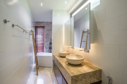 Casa de 3 dormitorios en Bang Tao, Tailandia № 161072 - foto 22