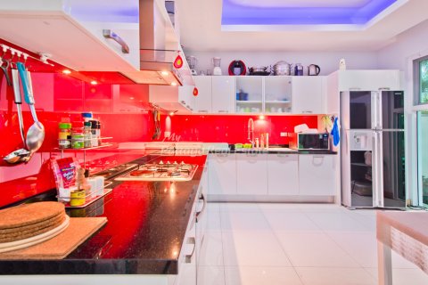 Casa de 3 dormitorios en Bang Lamung, Tailandia № 202277 - foto 18