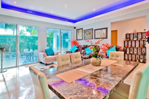 Casa de 3 dormitorios en Bang Lamung, Tailandia № 202277 - foto 8