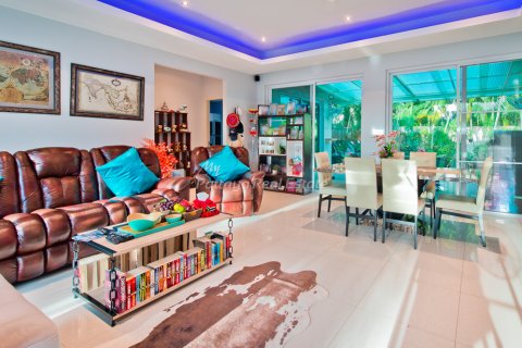 Casa de 3 dormitorios en Bang Lamung, Tailandia № 202277 - foto 13