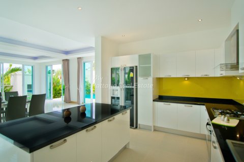 Casa de 3 dormitorios en Bang Lamung, Tailandia № 202276 - foto 14