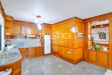 House in Pattaya, Thailand 5 bedrooms № 198645 - photo 8
