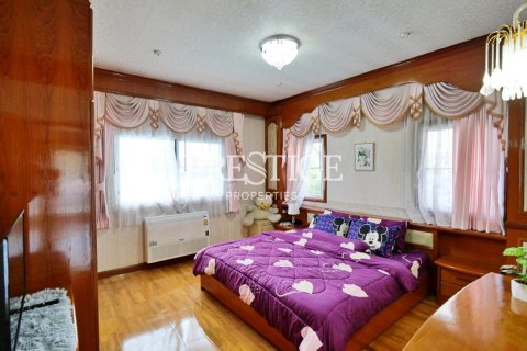 House in Pattaya, Thailand 5 bedrooms № 198645 - photo 16