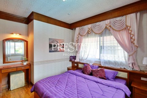 House in Pattaya, Thailand 5 bedrooms № 198645 - photo 19