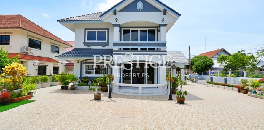 House in Pattaya, Thailand 5 bedrooms № 198645