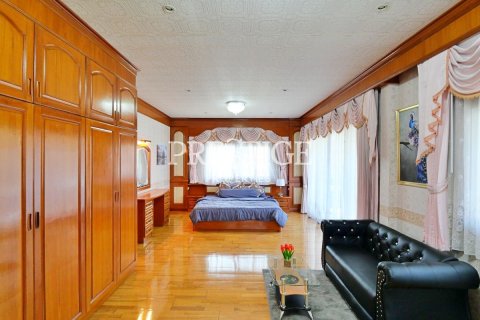 House in Pattaya, Thailand 5 bedrooms № 198645 - photo 12