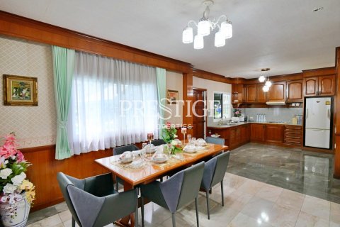 House in Pattaya, Thailand 5 bedrooms № 198645 - photo 5