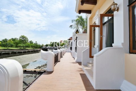 Casa de 4 dormitorios en Pattaya, Tailandia № 198642 - foto 24
