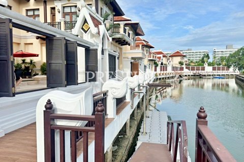 Casa de 4 dormitorios en Pattaya, Tailandia № 198642 - foto 25