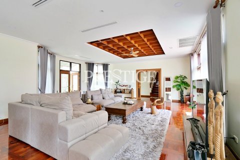 Casa de 4 dormitorios en Pattaya, Tailandia № 198642 - foto 3