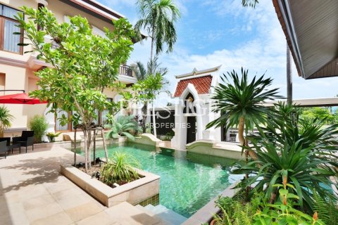 Casa de 4 dormitorios en Pattaya, Tailandia № 198642 - foto 21