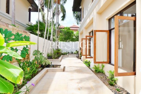 Casa de 4 dormitorios en Pattaya, Tailandia № 198642 - foto 23