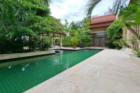 Casa de 5 dormitorios en Pattaya, Tailandia № 157715 - foto 12