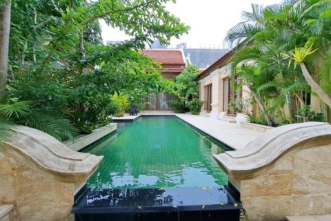 Casa de 5 dormitorios en Pattaya, Tailandia № 157715