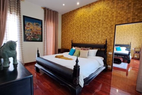 Casa de 5 dormitorios en Pattaya, Tailandia № 157715 - foto 4