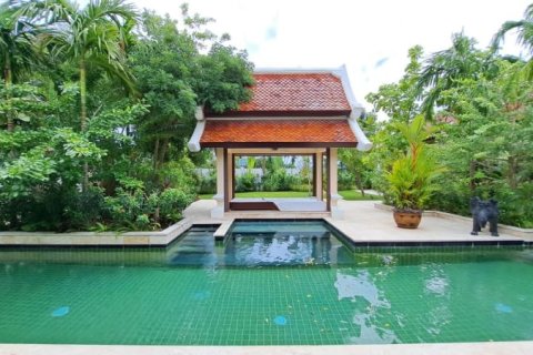 Casa de 5 dormitorios en Pattaya, Tailandia № 157715 - foto 2
