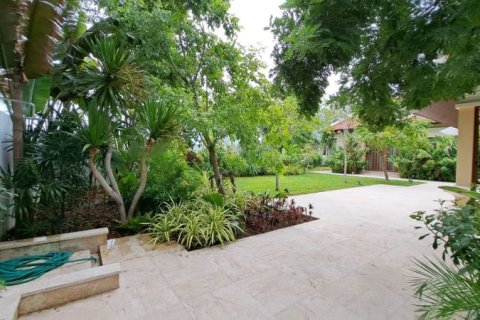Casa de 5 dormitorios en Pattaya, Tailandia № 157715 - foto 11