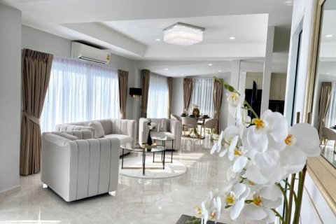 Casa de 5 dormitorios en Pattaya, Tailandia № 157716 - foto 2