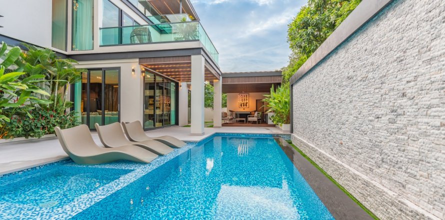 Casa de 6 dormitorios en Pattaya, Tailandia № 135324