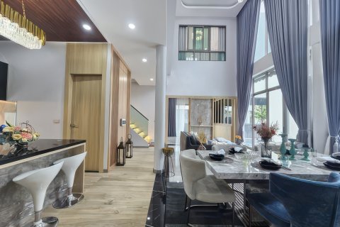Casa de 5 dormitorios en Pattaya, Tailandia № 155704 - foto 4