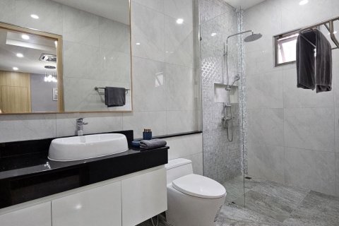 Casa de 5 dormitorios en Pattaya, Tailandia № 155704 - foto 30