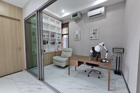 Casa de 5 dormitorios en Pattaya, Tailandia № 155704 - foto 12