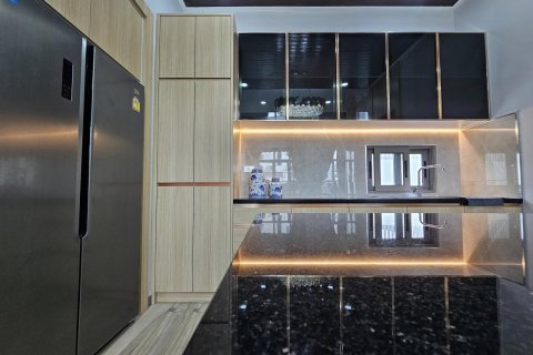 Casa de 5 dormitorios en Pattaya, Tailandia № 155704 - foto 8