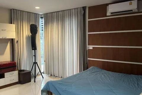 Chalet de 4 dormitorios en Pattaya, Tailandia № 155705 - foto 14