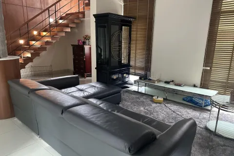 Chalet de 4 dormitorios en Pattaya, Tailandia № 155705 - foto 8