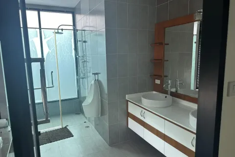 Chalet de 4 dormitorios en Pattaya, Tailandia № 155705 - foto 17