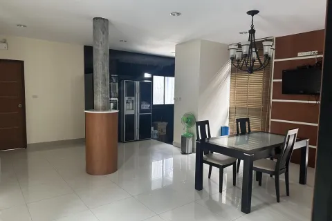 Chalet de 4 dormitorios en Pattaya, Tailandia № 155705 - foto 9